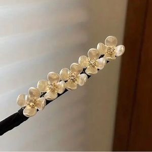 Pearl finish flower hair styler.